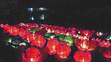“恒藝江燈”與漠河北極光交相輝映